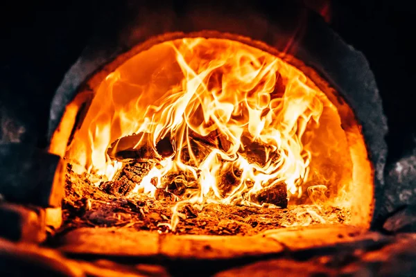 Yakacak odun yakma fırını yakın çekim