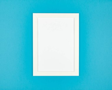 Soyut boş resim çerçevesi düz dokulu pastel renkli kağıt arka plan üzerinde yatıyordu. Minimalist resim çerçeve mockup