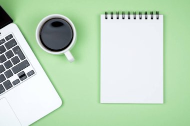 Tasarımcı Ofis Masası boş defter sayfası ve dizüstü bilgisayar ile. Üstten Görünüm, düz yatıyordu