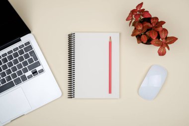 Modern ofis resepsiyon masası dizüstü bilgisayar ve giriş metni boş defter sayfası. Üstten Görünüm, düz yatıyordu