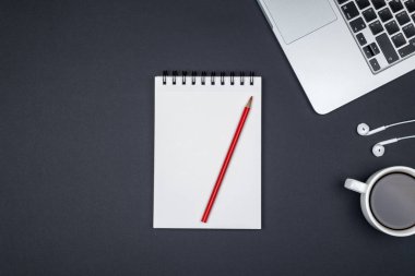 Modern siyah ofis resepsiyon masası dizüstü bilgisayar ve giriş metni boş defter sayfası. Üstten Görünüm, düz yatıyordu