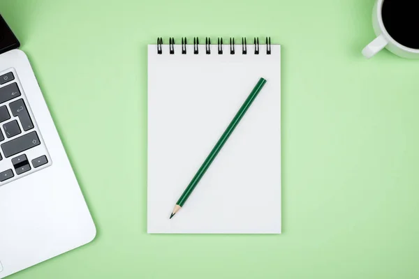 Mesa Escritorio Moderna Oficina Verde Con Computadora Portátil Página Cuaderno — Foto de Stock