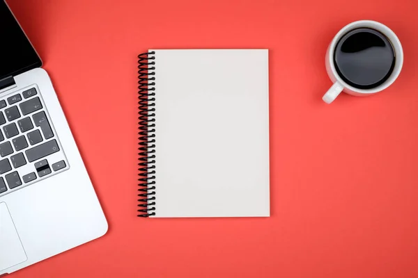 Mesa Escritorio Oficina Diseño Moderno Con Página Cuaderno Blanco Computadora — Foto de Stock