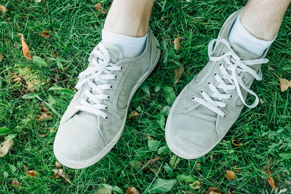 灰色緑の草のための半靴で男性の足 — ストック写真