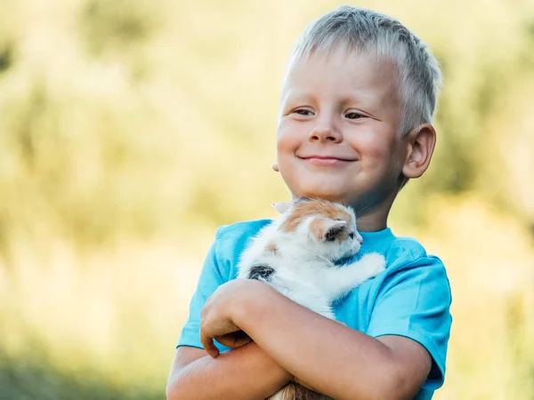 Mały Chłopiec Wsi Trzymając Jego Piękne Puszysty Kotek Kot Zwierzęta — Zdjęcie stockowe