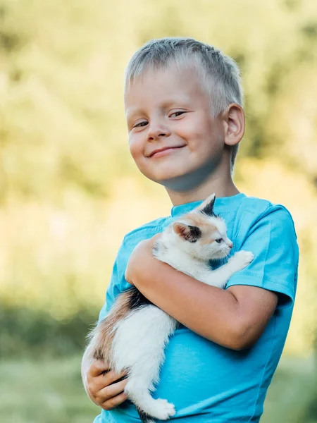 乡下的小男孩抱着他可爱的毛茸茸的小猫 宠物和生活方式的概念 — 图库照片