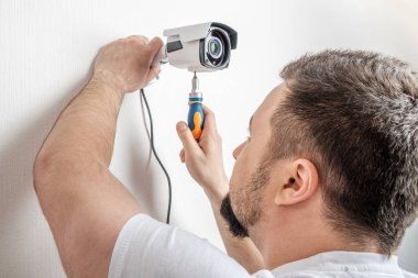 Teknisyen işçi video gözetim kamera yükleme