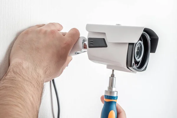 Technician worker installing video CCTV camera — Stock Photo, Image