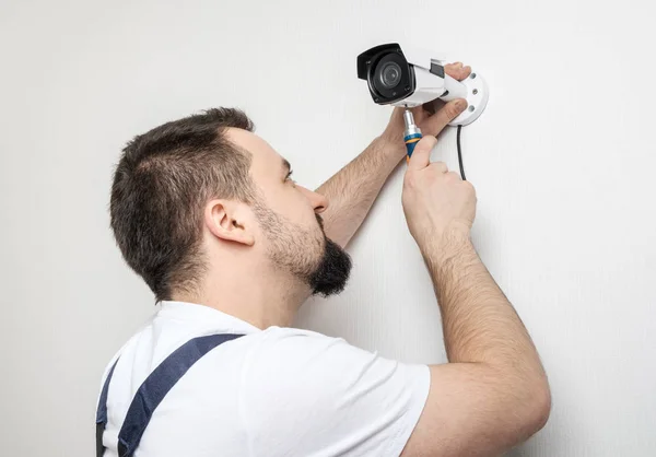 Tekniker Worker installera video övervakningskamera — Stockfoto