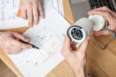 Cctv projesini tartışan iki kişi