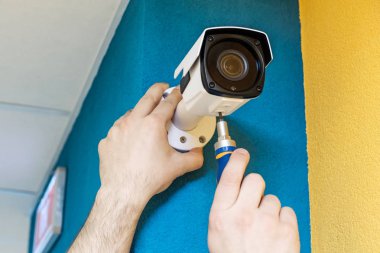 Teknisyen işçi video Cctv kamera yükleme