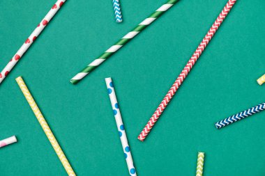 Soyut arka plan. Renkli çizgili kokteyl pipetleri