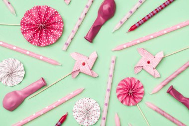 Renkli arka plan düz lay dekorasyon parti konsepti