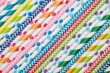 Renkli içme kokteyl pipetleri arka plan