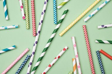 Soyut arka plan. Renkli çizgili kokteyl pipetleri