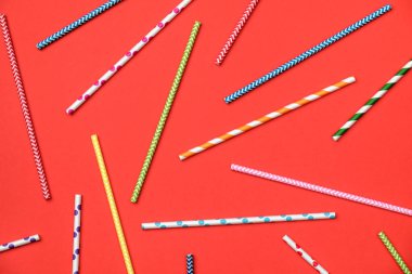 Renkli içme kokteyl pipetleri arka plan