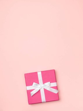 Kopya alanı ile renkli backrgound üzerinde Hediye kutusu