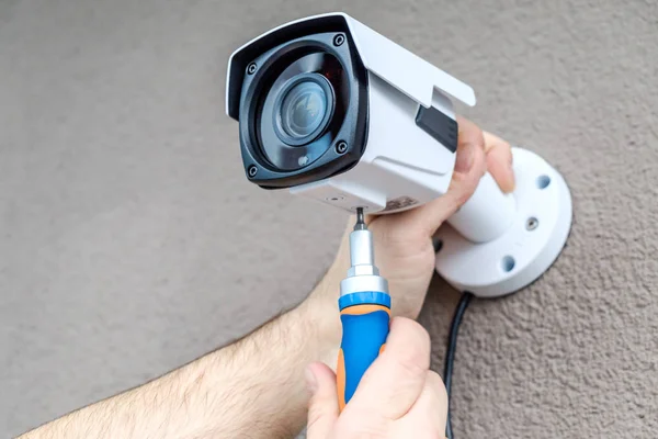 Close-up hands of technician adjusting CCTV camera — Stock Photo, Image