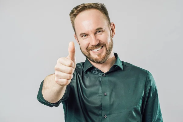 Retrato de homem amigável levantando os polegares — Fotografia de Stock