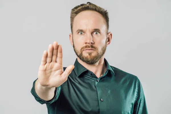 Портрет серйозної людини, що показує зупинку жесту — стокове фото