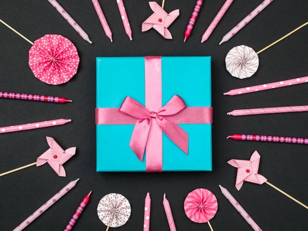 Caja de regalo con artículos de fiesta sobre fondo colorido — Foto de Stock