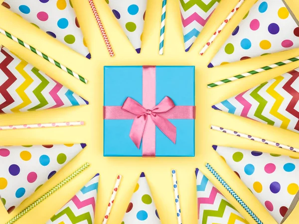 Caja de regalo con artículos de fiesta sobre fondo colorido — Foto de Stock