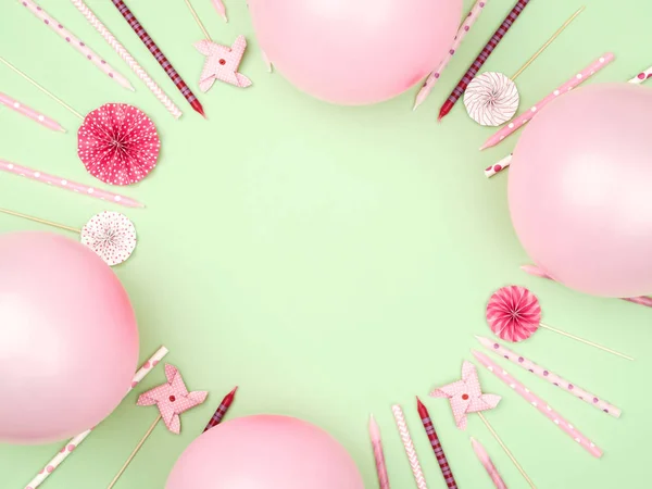 Varios confeti fiesta y globos sobre fondo colorido con — Foto de Stock