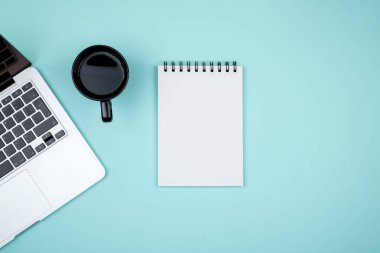 Tasarımcı Ofis Masası boş defter sayfası ve dizüstü bilgisayar ile