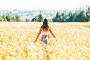 buğday alan genç kadın