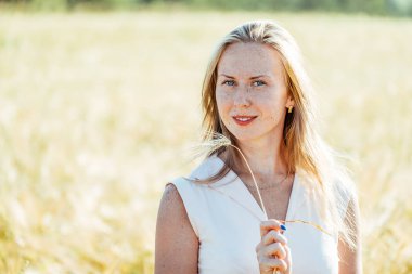 Altın bir yaz alanında güzel sarışın kadın