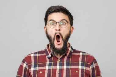 Gözlük heyecanlı adam gri üzerinde izole heyecanlı adam