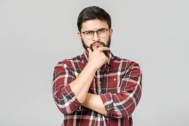 Ciddi ve wo ile mutsuz kararlı Avrupa erkek portresi