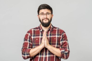 Dilencilik ifade ve jest ile Sevimli çekici genç adam