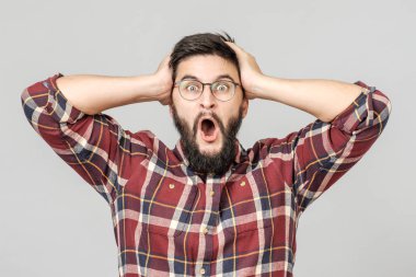 Gözlük heyecanlı adam gri üzerinde izole heyecanlı adam