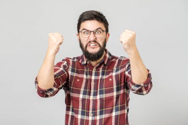 Yakışıklı sakallı adam portre bağırarak ve sıkma kaldırdı f