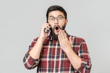 Gözlük heyecanlı adam gri üzerinde izole heyecanlı adam