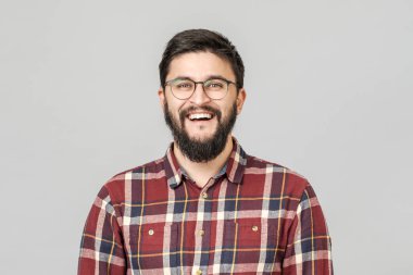 Memnun neşeli yakışıklı adam izole Headshot