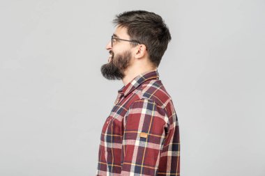 Genç sakallı adam izole yan görünüm