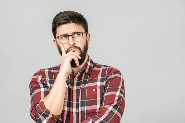 Düşünceli determ ile odaklı akıllı erkek modeli portresi