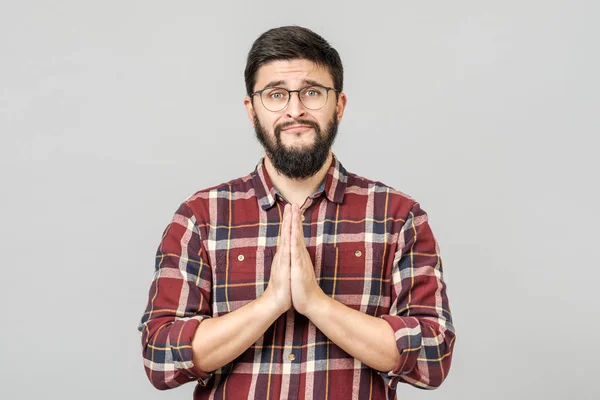 Bonito jovem atraente com expressão mendicante e gesto — Fotografia de Stock