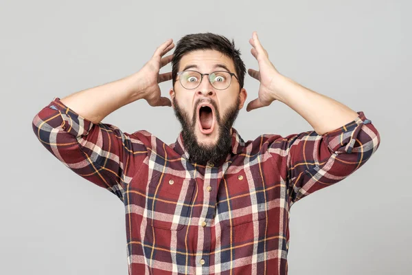 Emozionato ragazzo eccitato in occhiali isolati su grigio — Foto Stock