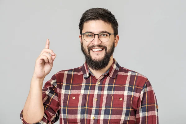 Bello barbuto ragazzo puntando fino — Foto Stock