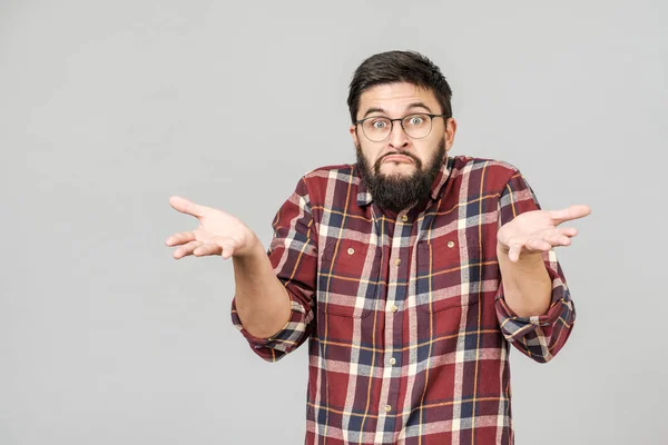 Retrato de chico guapo mirando al revés y encogiéndose de hombros su debe — Foto de Stock