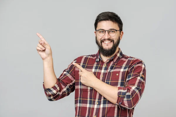 Hermoso barbudo apuntando a un lado — Foto de Stock