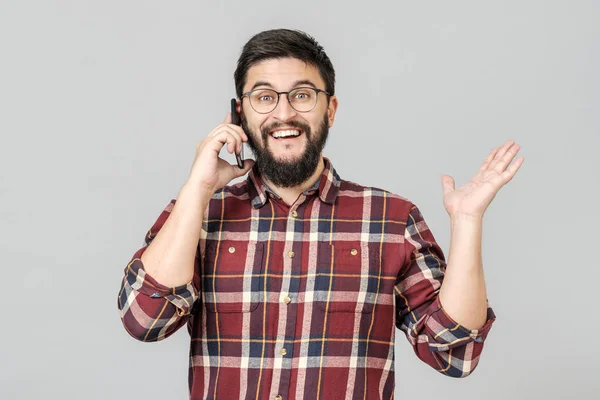 Vidám boldog fiatalember nevetve mosolyogva beszél telefonon — Stock Fotó