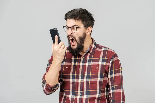 Homem barbudo elegante com cabelos escuros com raiva gritando no telefone — Fotografia de Stock