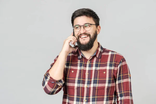 Allegro felice giovane uomo che ride sorridendo parlando al telefono — Foto Stock