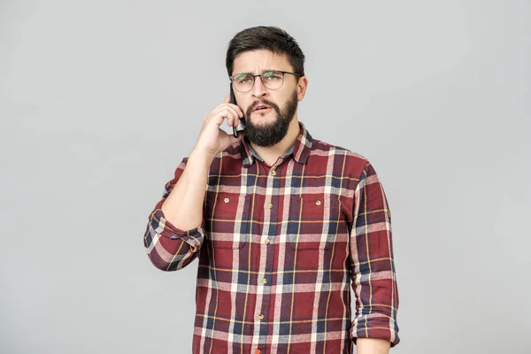 Retrato de homem adulto ocupado falando ao telefone, expressando seriousn — Fotografia de Stock