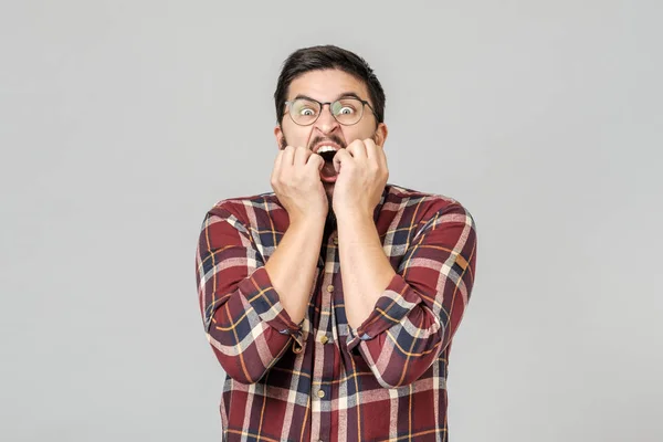 Verängstigte emotionale überrascht männliche Modell isoliert über grauen Backgro — Stockfoto