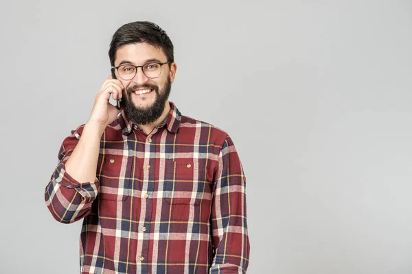 Allegro felice giovane uomo che ride sorridendo parlando al telefono — Foto Stock